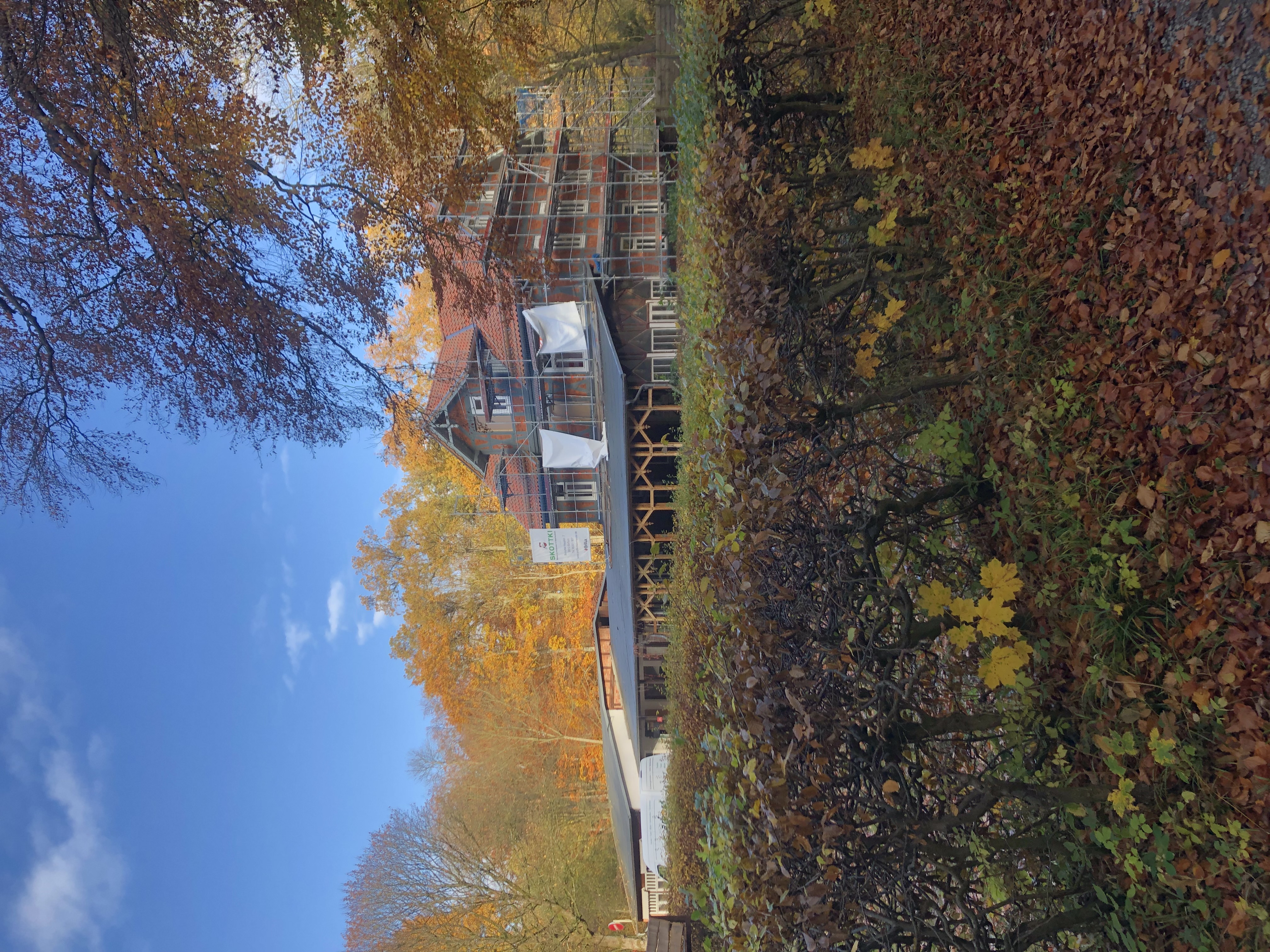 Gaststätte im Elm im Herbst mit buntem Laubwerk