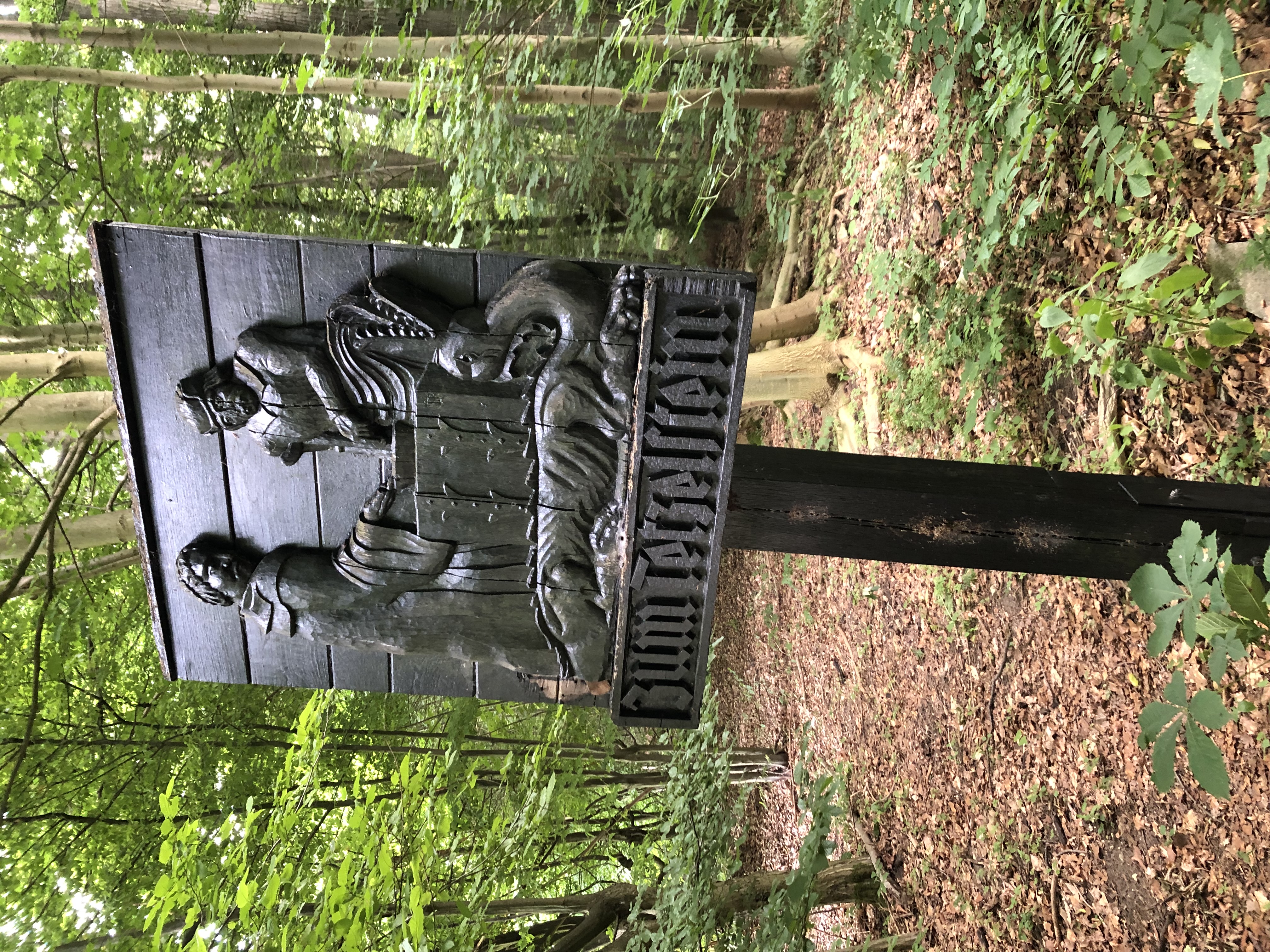 Historisches Tetzelstein-Relief im Elm – Gusseisenschild mit Figurendarstellung